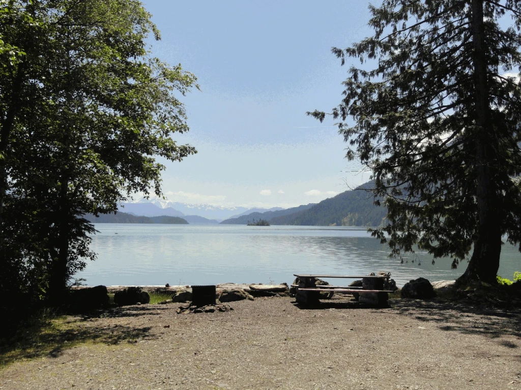 Photo: Recreation Sites and Trails BC. © Province of British Columbia, licensed under the Open Government Licence – British Columbia. Twenty Mile Bay, photo 7