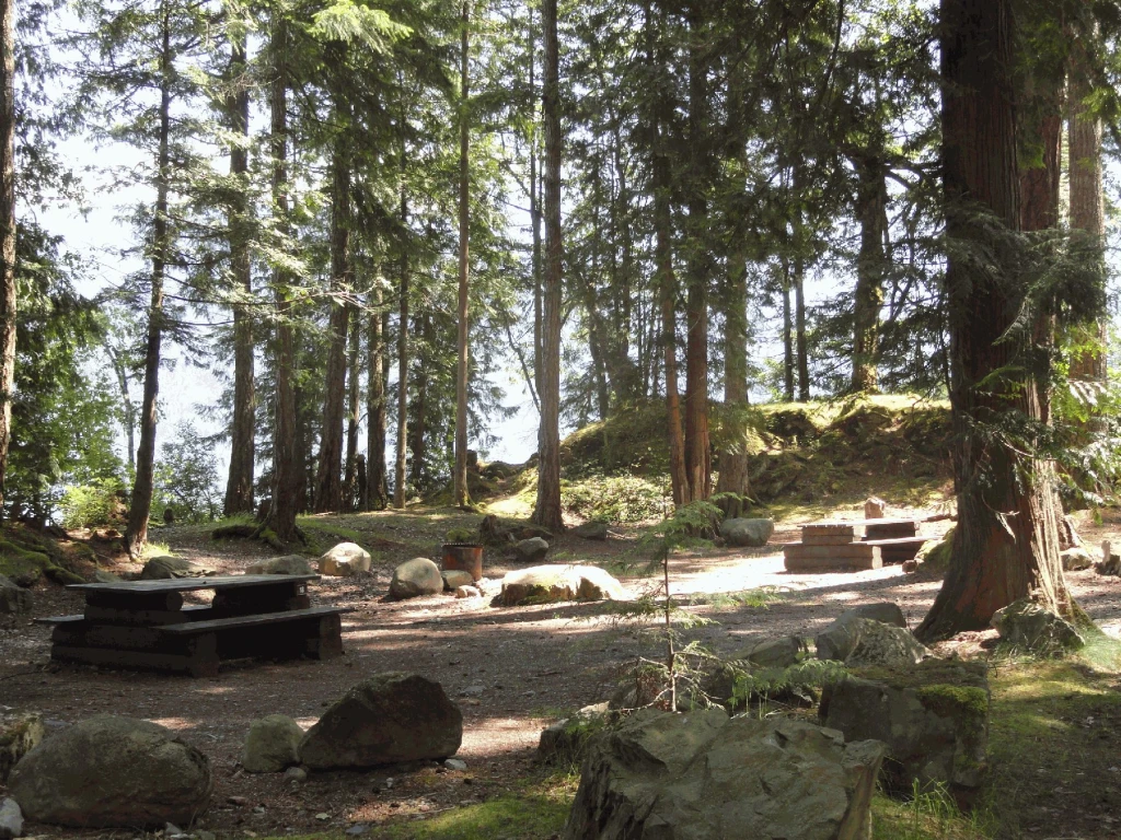 Photo: Recreation Sites and Trails BC. © Province of British Columbia, licensed under the Open Government Licence – British Columbia. Twenty Mile Bay
