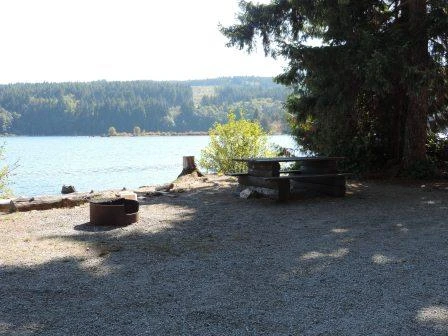 Photo: Recreation Sites and Trails BC. © Province of British Columbia, licensed under the Open Government Licence – British Columbia. Campbell Lake, photo 2