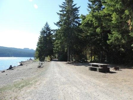 Photo: Recreation Sites and Trails BC. © Province of British Columbia, licensed under the Open Government Licence – British Columbia. Campbell Lake, photo 4