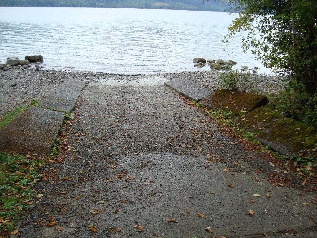 Photo: Recreation Sites and Trails BC. © Province of British Columbia, licensed under the Open Government Licence – British Columbia. Pine Point Site