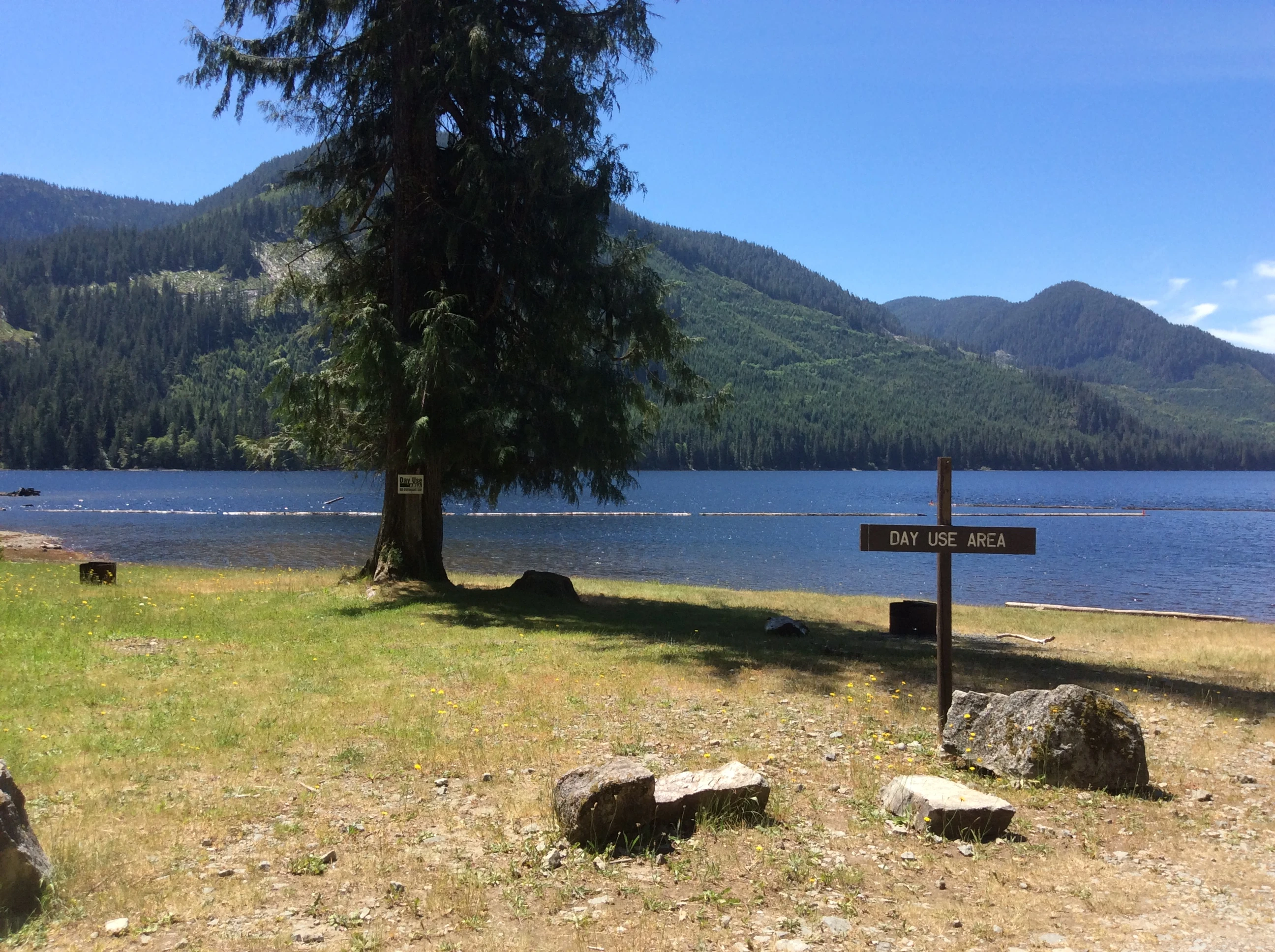 Photo: Recreation Sites and Trails BC. © Province of British Columbia, licensed under the Open Government Licence – British Columbia. Muchalat Lake, photo 4