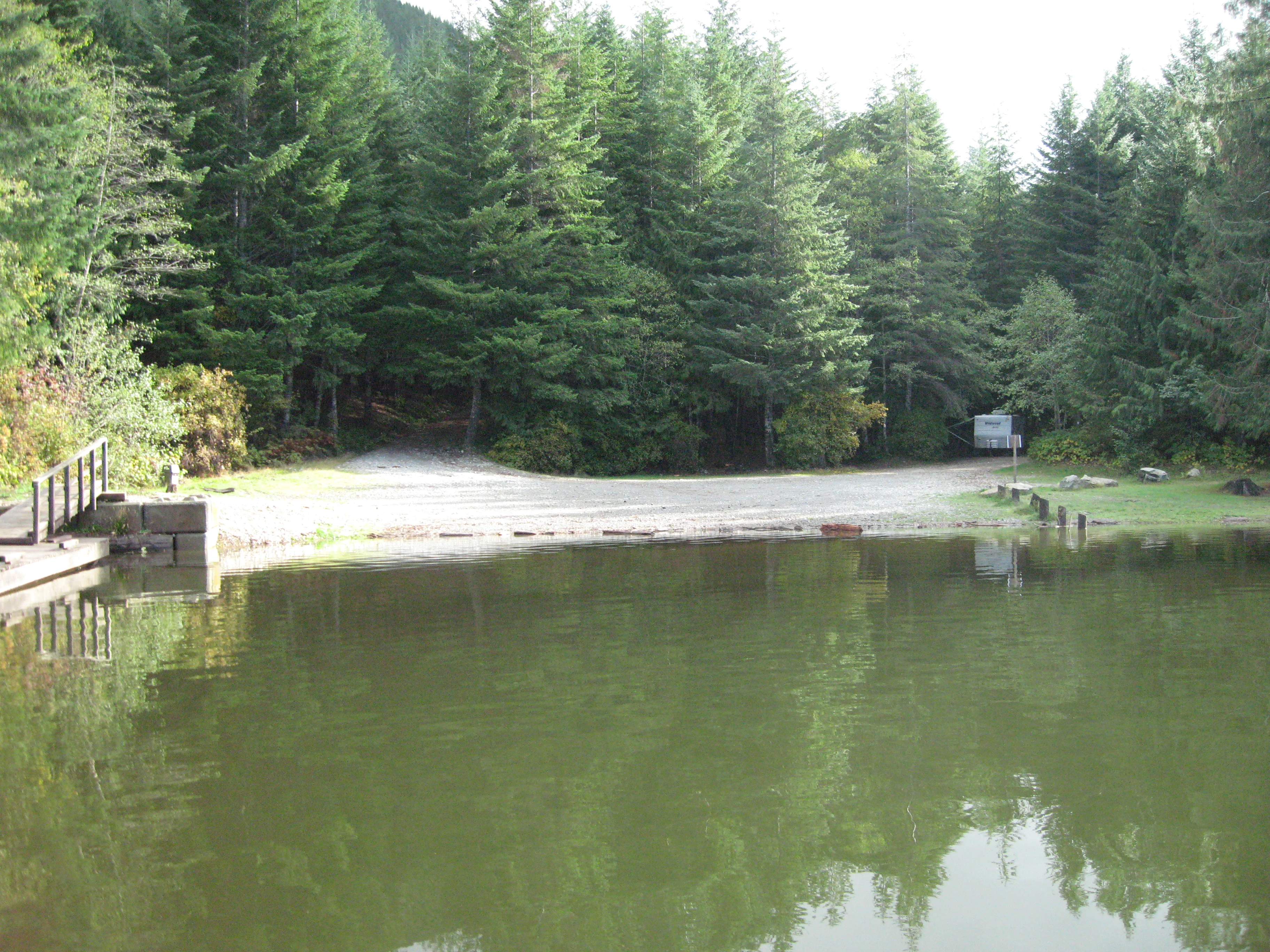 Photo: Recreation Sites and Trails BC. © Province of British Columbia, licensed under the Open Government Licence – British Columbia. Muchalat Lake, photo 2