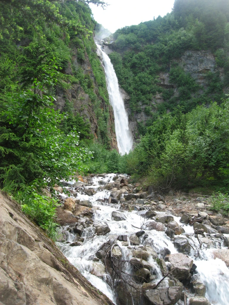 Photo: Recreation Sites and Trails BC. © Province of British Columbia, licensed under the Open Government Licence – British Columbia. Twin Falls, photo 5