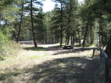 Photo: Recreation Sites and Trails BC. © Province of British Columbia, licensed under the Open Government Licence – British Columbia. Blackwater River Crossing, photo 2