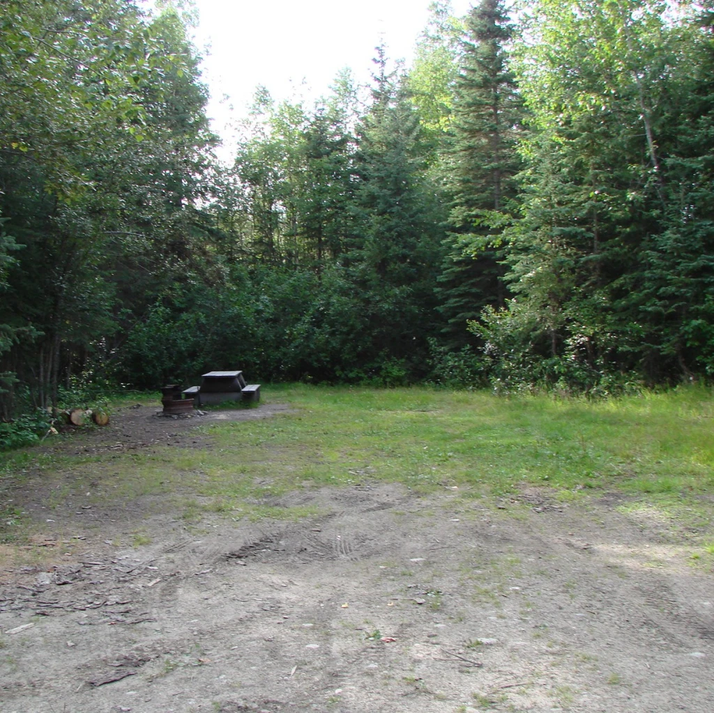 Photo: Recreation Sites and Trails BC. © Province of British Columbia, licensed under the Open Government Licence – British Columbia. Fishhook Lake