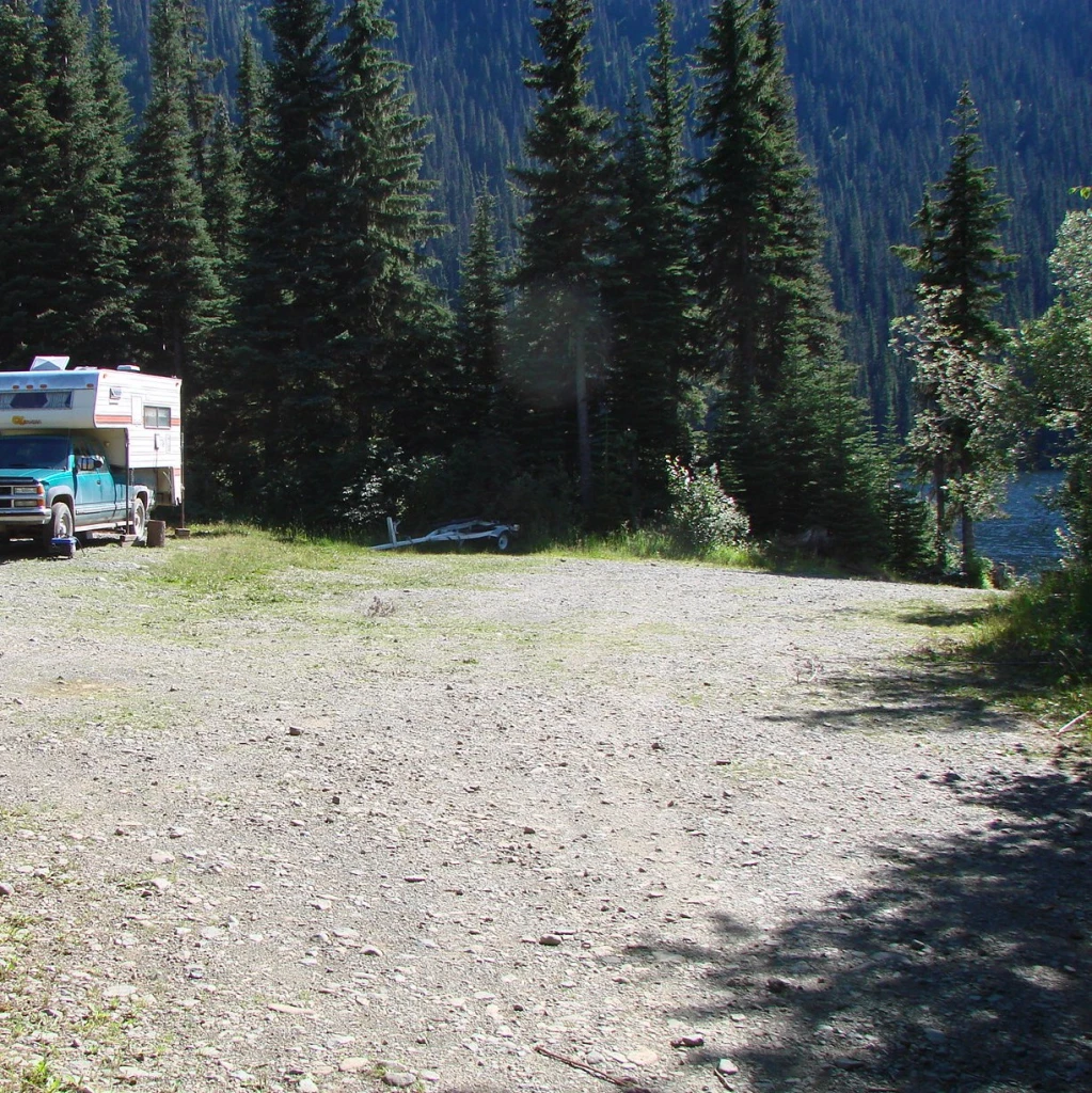 Photo: Recreation Sites and Trails BC. © Province of British Columbia, licensed under the Open Government Licence – British Columbia. Narrow Lake East, photo 2