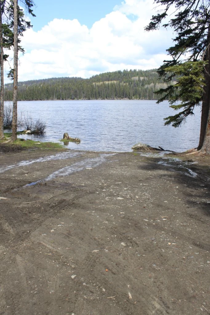 Photo: Recreation Sites and Trails BC. © Province of British Columbia, licensed under the Open Government Licence – British Columbia. Mayson Lake, photo 2