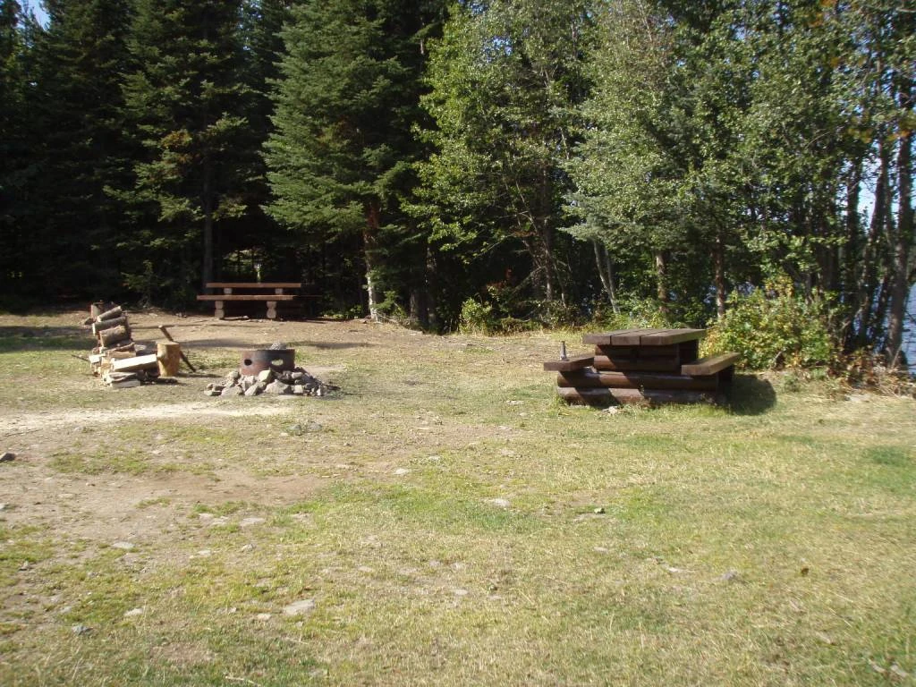 Photo: Recreation Sites and Trails BC. © Province of British Columbia, licensed under the Open Government Licence – British Columbia. Allan Lake, photo 4