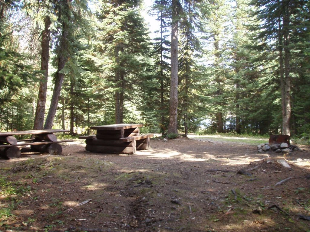 Photo: Recreation Sites and Trails BC. © Province of British Columbia, licensed under the Open Government Licence – British Columbia. Allan Lake, photo 6