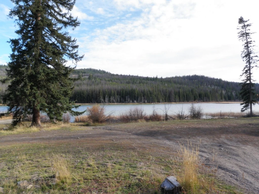 Photo: Recreation Sites and Trails BC. © Province of British Columbia, licensed under the Open Government Licence – British Columbia. Plateau Lake, photo 2