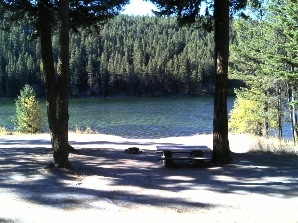 Photo: Recreation Sites and Trails BC. © Province of British Columbia, licensed under the Open Government Licence – British Columbia. Woods Lake North