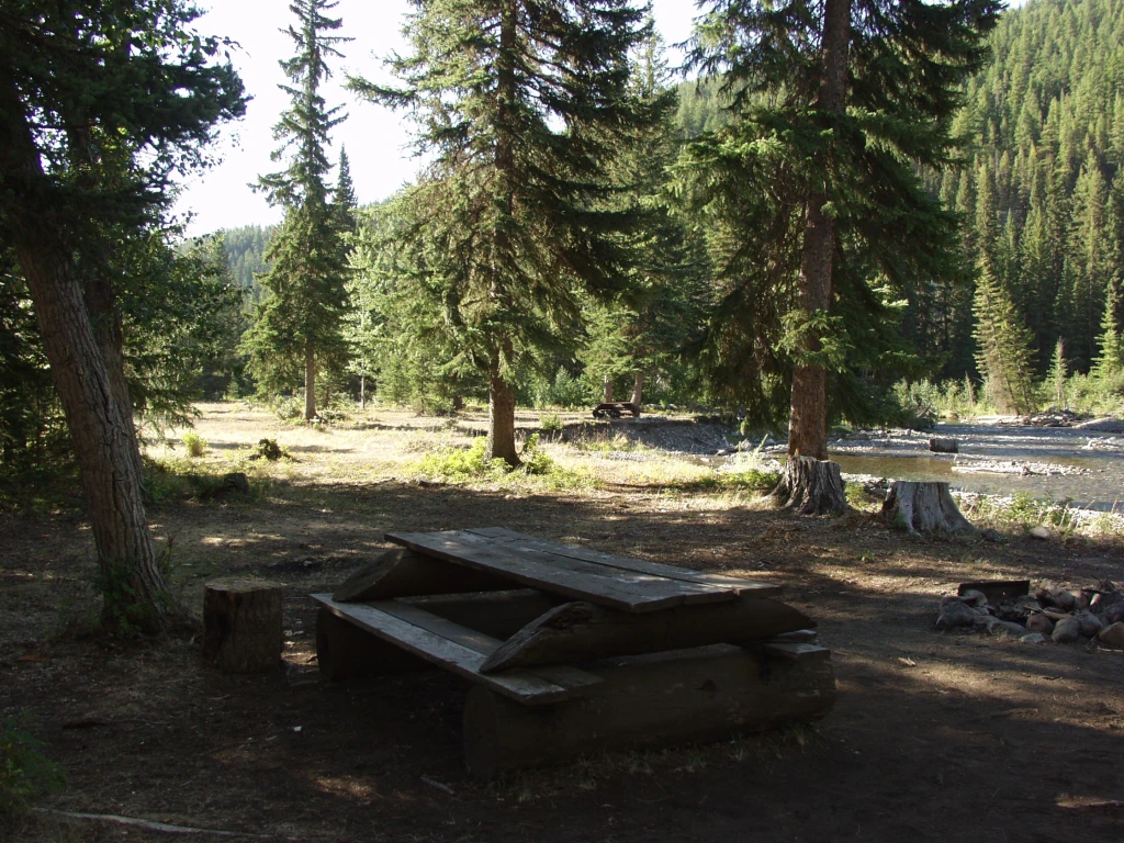 Photo: Recreation Sites and Trails BC. © Province of British Columbia, licensed under the Open Government Licence – British Columbia. Beaverdam Creek, photo 2