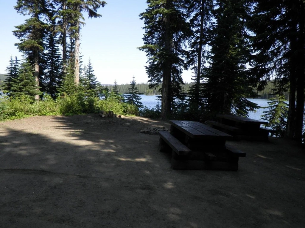 Photo: Recreation Sites and Trails BC. © Province of British Columbia, licensed under the Open Government Licence – British Columbia. Bolean Lake, photo 2