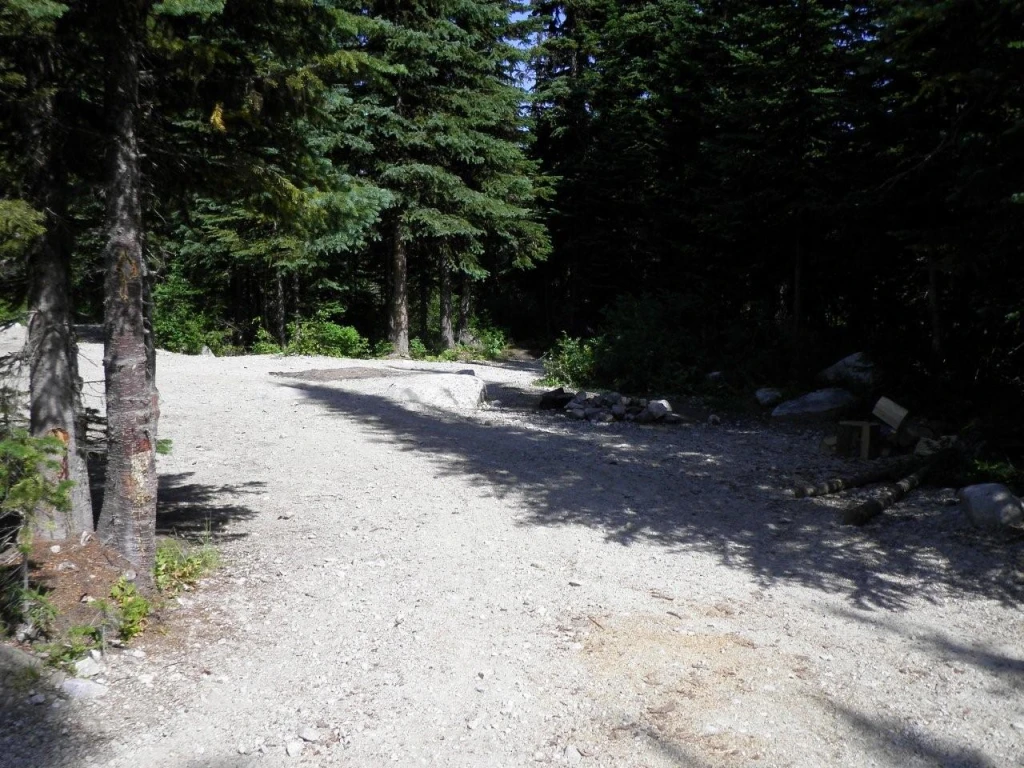 Photo: Recreation Sites and Trails BC. © Province of British Columbia, licensed under the Open Government Licence – British Columbia. Spa Lake, photo 4