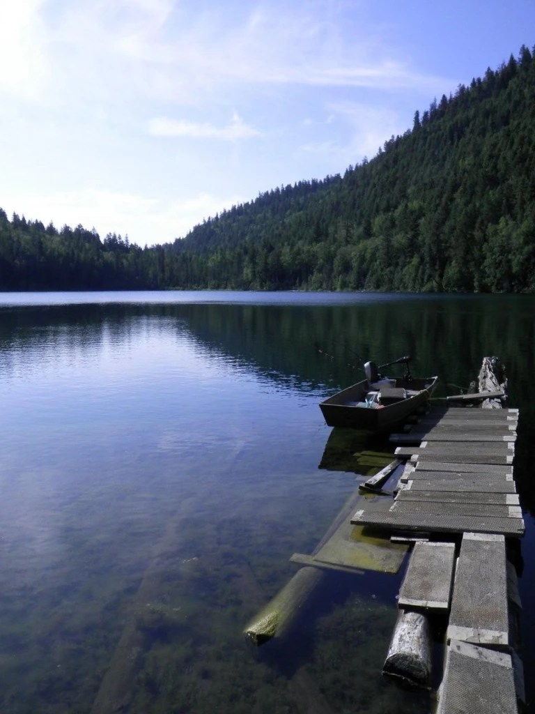 Photo: Recreation Sites and Trails BC. © Province of British Columbia, licensed under the Open Government Licence – British Columbia. Spanish Lake, photo 3