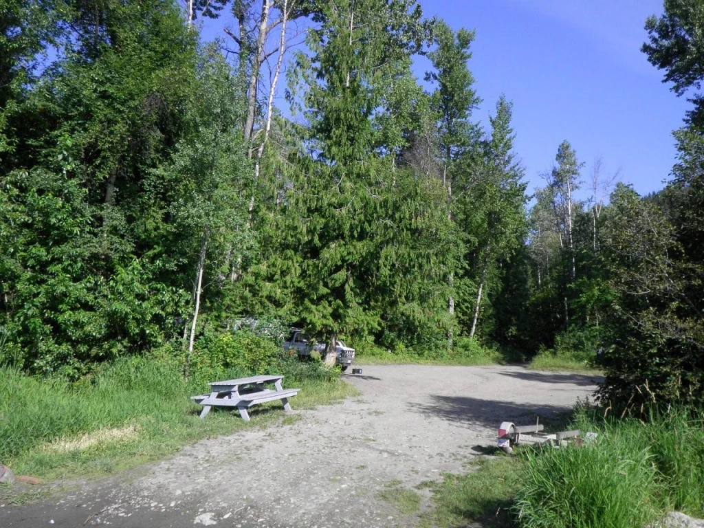 Photo: Recreation Sites and Trails BC. © Province of British Columbia, licensed under the Open Government Licence – British Columbia. Spanish Lake, photo 5