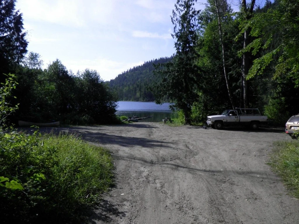 Photo: Recreation Sites and Trails BC. © Province of British Columbia, licensed under the Open Government Licence – British Columbia. Spanish Lake, photo 2