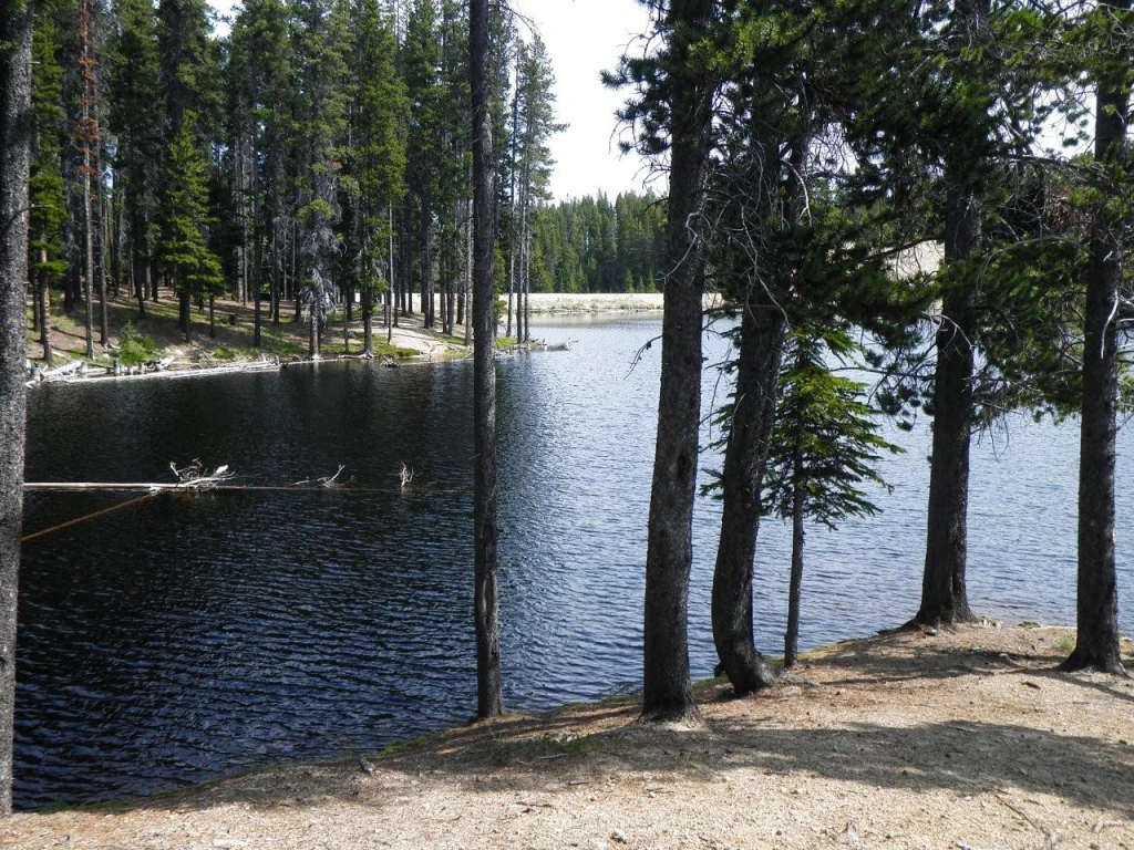 Photo: Recreation Sites and Trails BC. © Province of British Columbia, licensed under the Open Government Licence – British Columbia. Isintok Lake