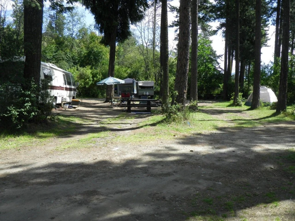 Photo: Recreation Sites and Trails BC. © Province of British Columbia, licensed under the Open Government Licence – British Columbia. Madden Lake, photo 2