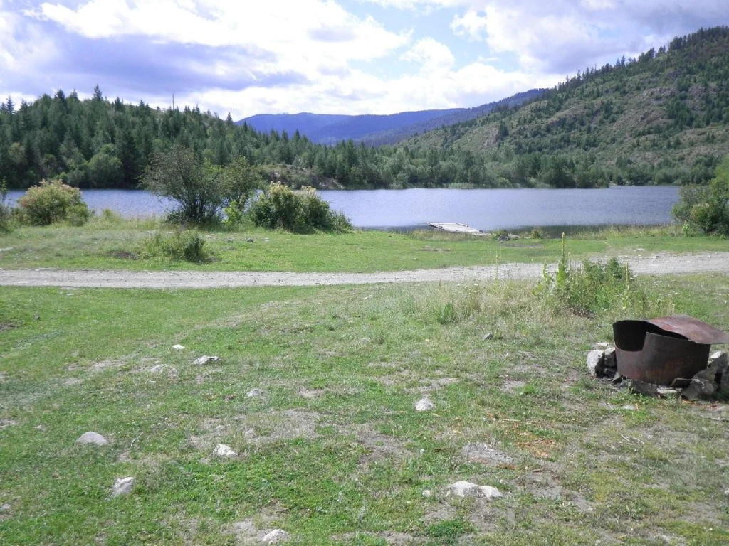 Photo: Recreation Sites and Trails BC. © Province of British Columbia, licensed under the Open Government Licence – British Columbia. Ripley Lake, photo 4