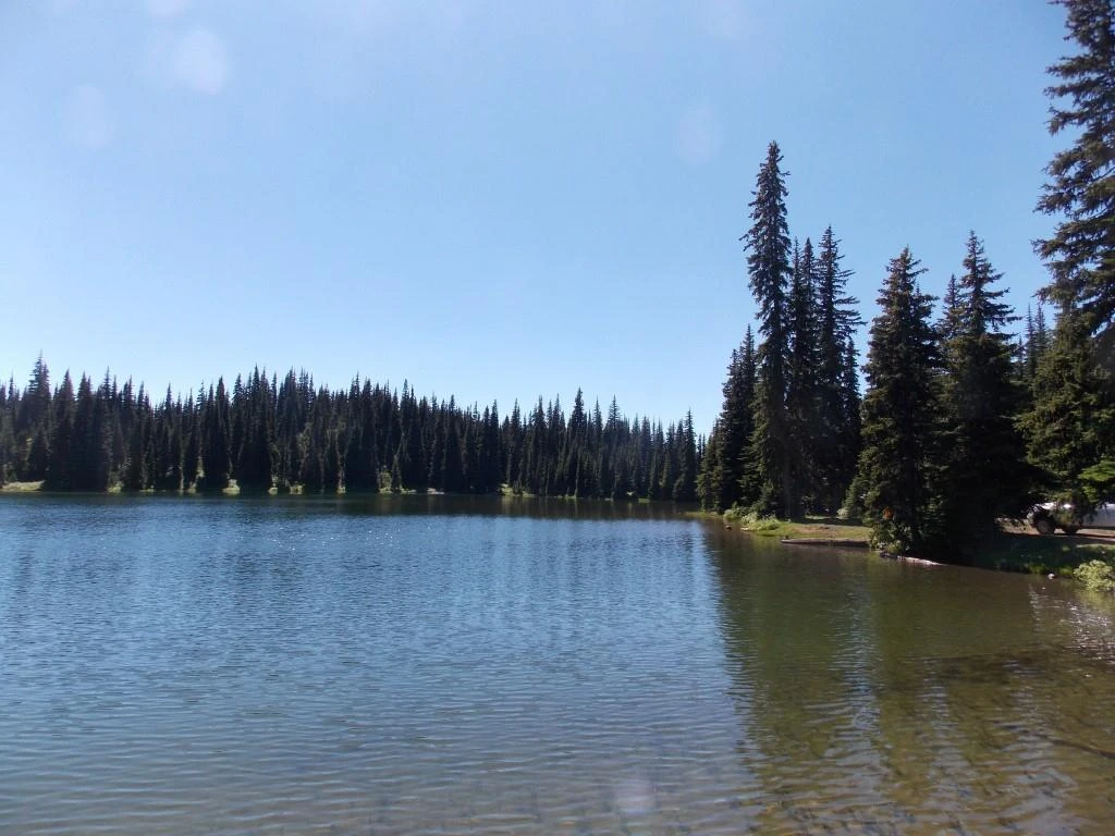 Photo: Recreation Sites and Trails BC. © Province of British Columbia, licensed under the Open Government Licence – British Columbia. Lodestone Lake, photo 2