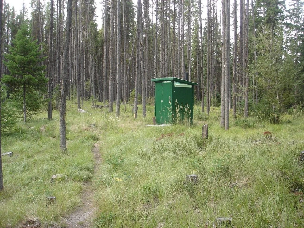 Photo: Recreation Sites and Trails BC. © Province of British Columbia, licensed under the Open Government Licence – British Columbia. Rampart Lake, photo 5