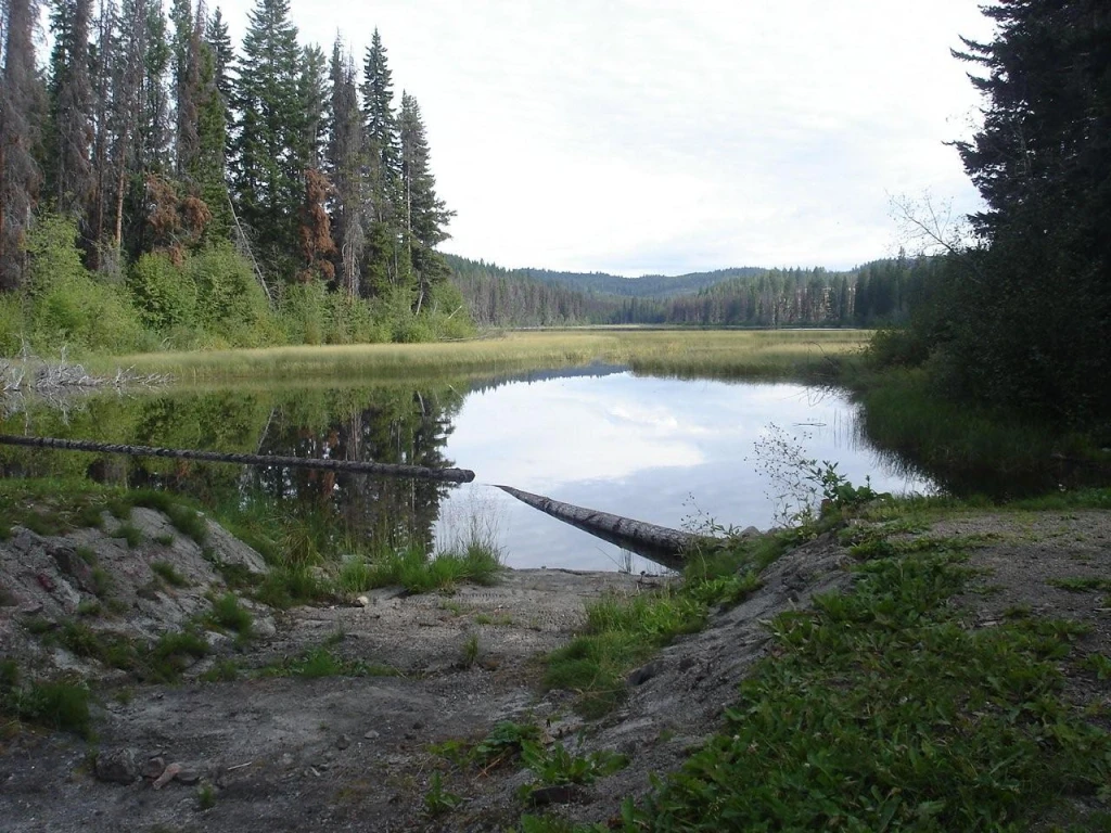 Photo: Recreation Sites and Trails BC. © Province of British Columbia, licensed under the Open Government Licence – British Columbia. Rampart Lake