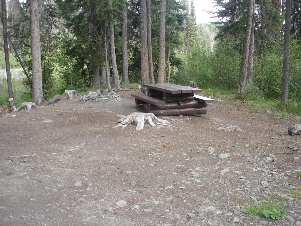 Photo: Recreation Sites and Trails BC. © Province of British Columbia, licensed under the Open Government Licence – British Columbia. Rampart Lake, photo 4