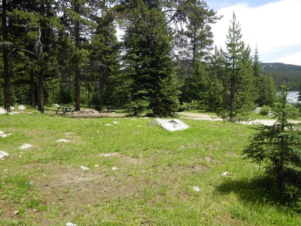 Photo: Recreation Sites and Trails BC. © Province of British Columbia, licensed under the Open Government Licence – British Columbia. Nickel Plate Lake, photo 5