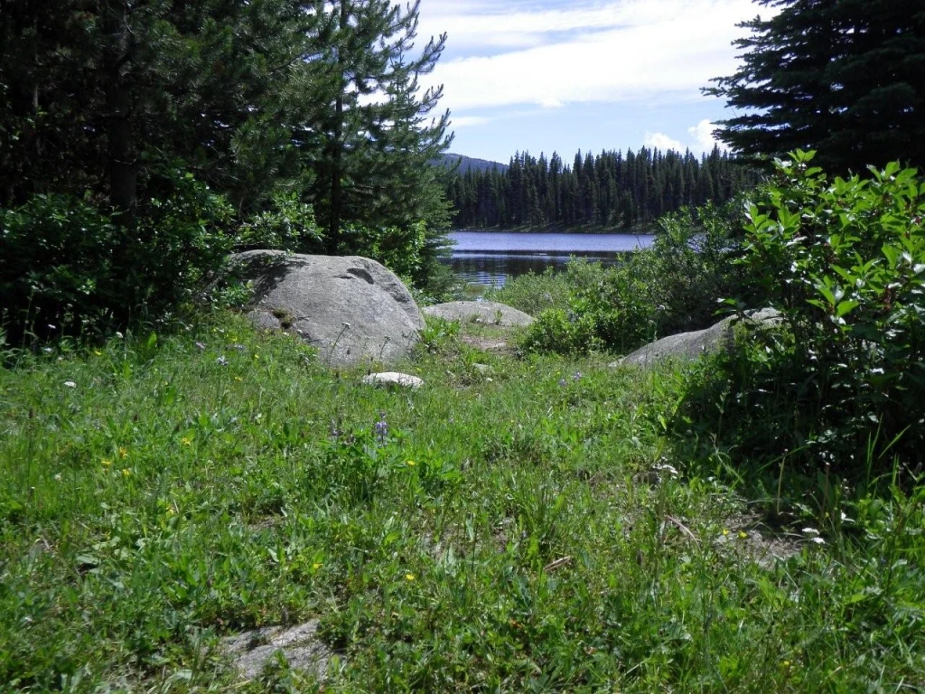 Photo: Recreation Sites and Trails BC. © Province of British Columbia, licensed under the Open Government Licence – British Columbia. Nickel Plate Lake, photo 4
