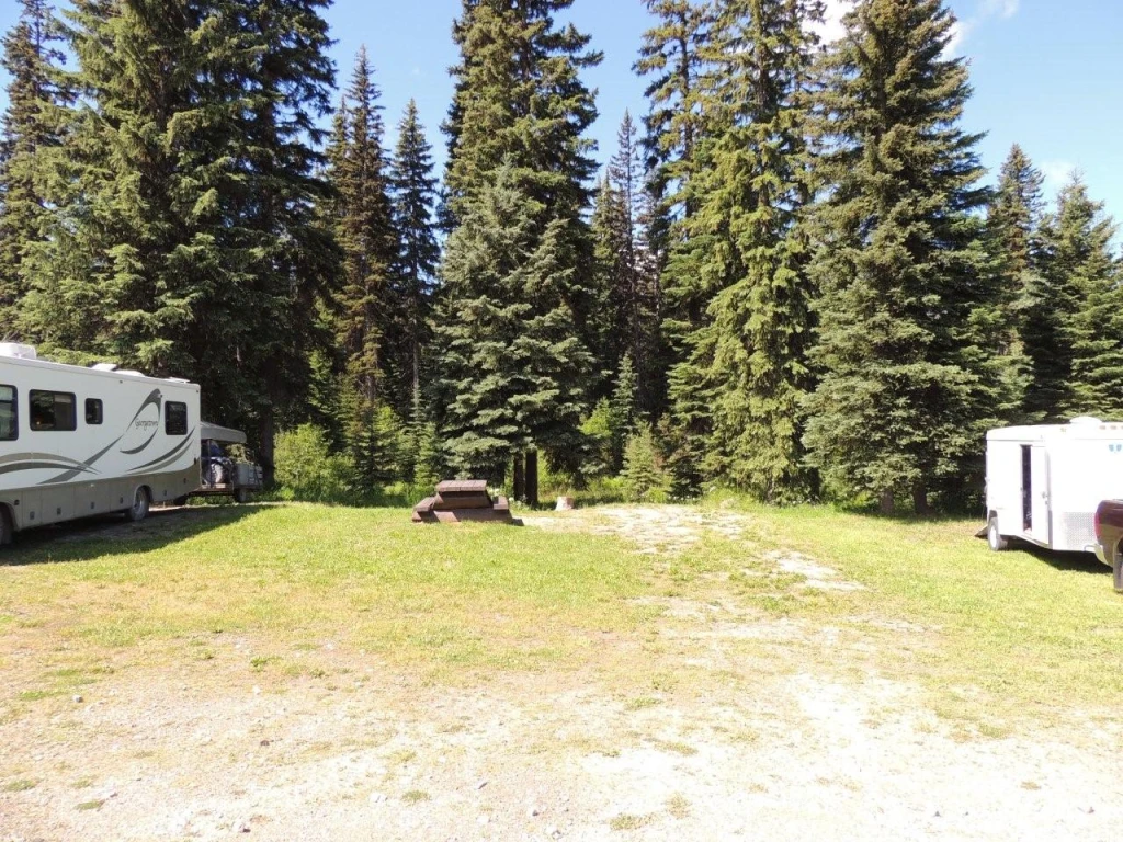 Photo: Recreation Sites and Trails BC. © Province of British Columbia, licensed under the Open Government Licence – British Columbia. Hydraulic Lake, photo 6