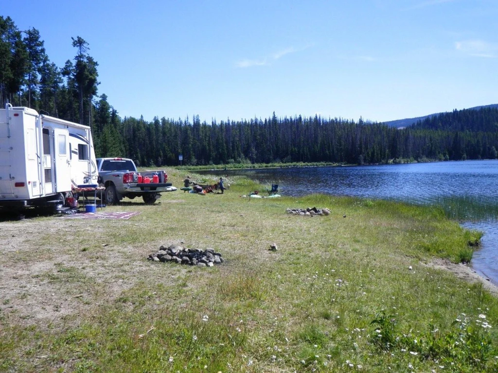 Photo: Recreation Sites and Trails BC. © Province of British Columbia, licensed under the Open Government Licence – British Columbia. Crescent Lake, photo 3