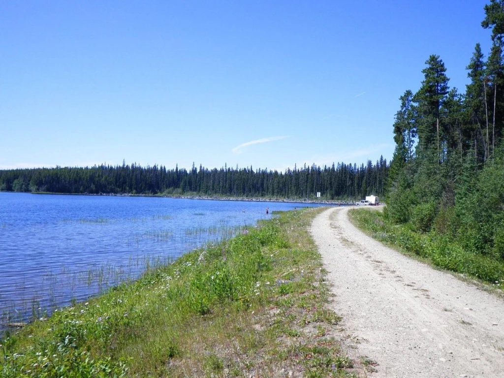 Photo: Recreation Sites and Trails BC. © Province of British Columbia, licensed under the Open Government Licence – British Columbia. Crescent Lake