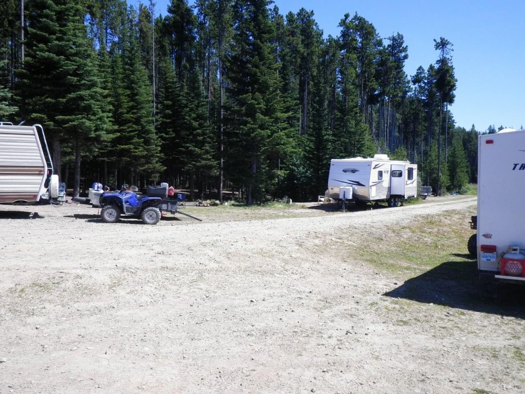 Photo: Recreation Sites and Trails BC. © Province of British Columbia, licensed under the Open Government Licence – British Columbia. Crescent Lake, photo 2
