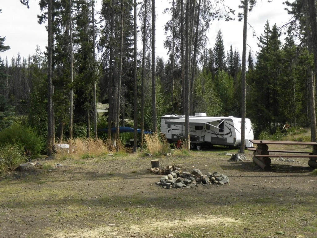 Photo: Recreation Sites and Trails BC. © Province of British Columbia, licensed under the Open Government Licence – British Columbia. Headwaters Lake, photo 3