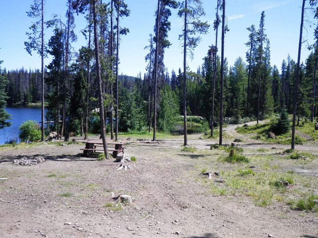 Photo: Recreation Sites and Trails BC. © Province of British Columbia, licensed under the Open Government Licence – British Columbia. Headwaters Lake