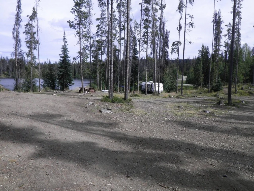 Photo: Recreation Sites and Trails BC. © Province of British Columbia, licensed under the Open Government Licence – British Columbia. Headwaters Lake, photo 2
