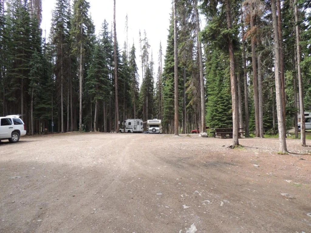 Photo: Recreation Sites and Trails BC. © Province of British Columbia, licensed under the Open Government Licence – British Columbia. Island Lake, photo 6