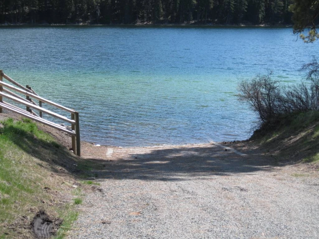 Photo: Recreation Sites and Trails BC. © Province of British Columbia, licensed under the Open Government Licence – British Columbia. Harmon Lake, photo 6