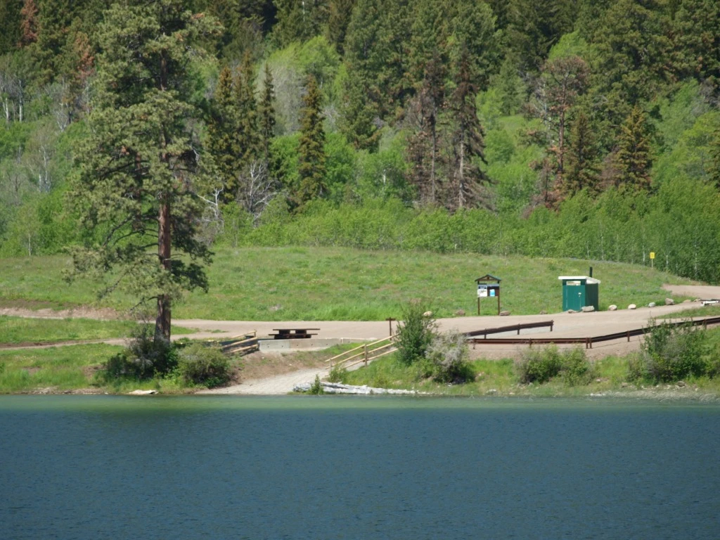 Photo: Recreation Sites and Trails BC. © Province of British Columbia, licensed under the Open Government Licence – British Columbia. Harmon Lake, photo 9