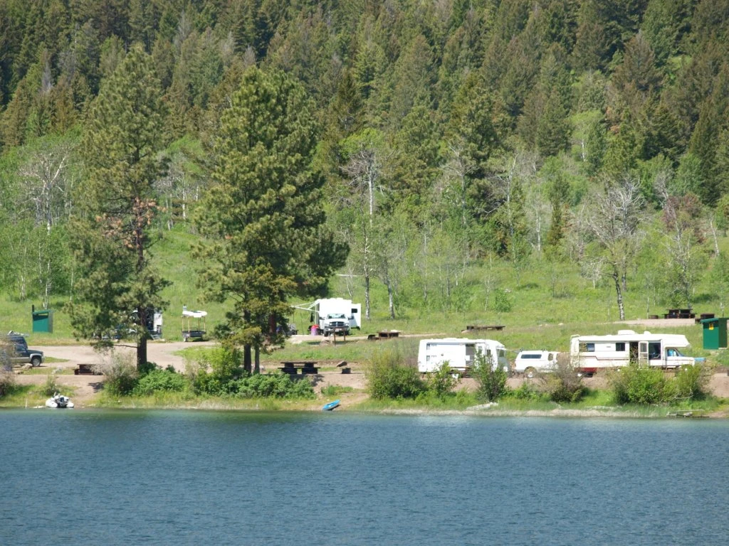 Photo: Recreation Sites and Trails BC. © Province of British Columbia, licensed under the Open Government Licence – British Columbia. Harmon Lake, photo 8