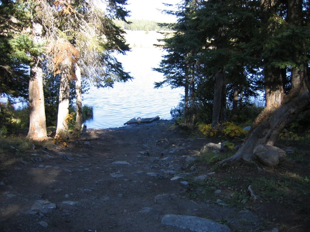 Photo: Recreation Sites and Trails BC. © Province of British Columbia, licensed under the Open Government Licence – British Columbia. Gwen Lake, photo 3