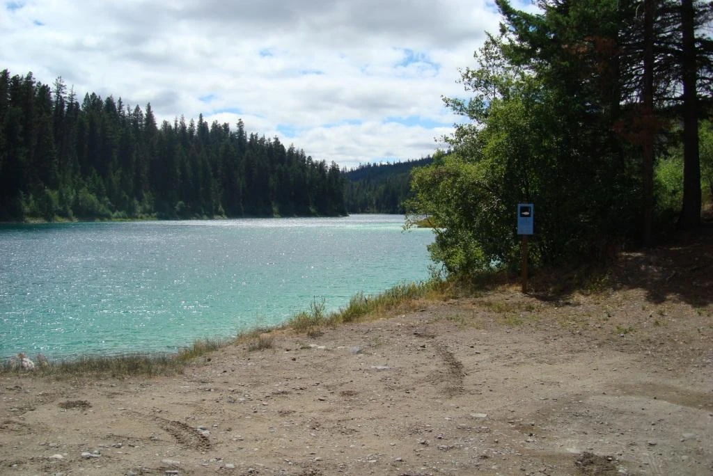 Photo: Recreation Sites and Trails BC. © Province of British Columbia, licensed under the Open Government Licence – British Columbia. Bluey Lake, photo 5
