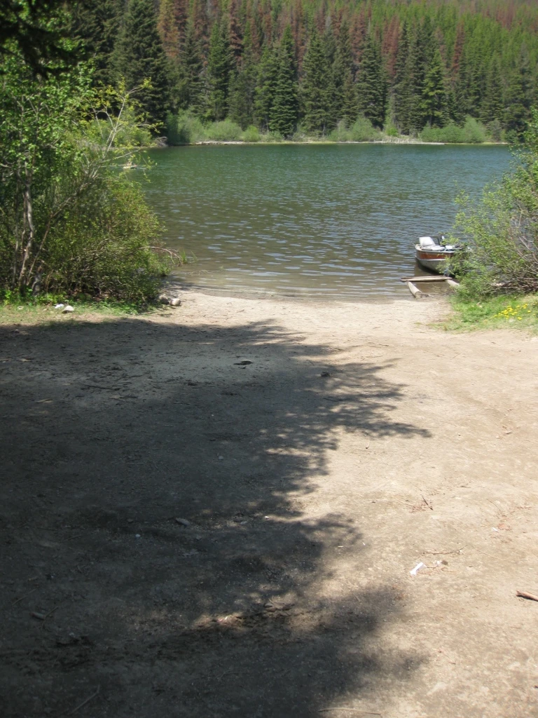 Photo: Recreation Sites and Trails BC. © Province of British Columbia, licensed under the Open Government Licence – British Columbia. Murray Lake South, photo 6
