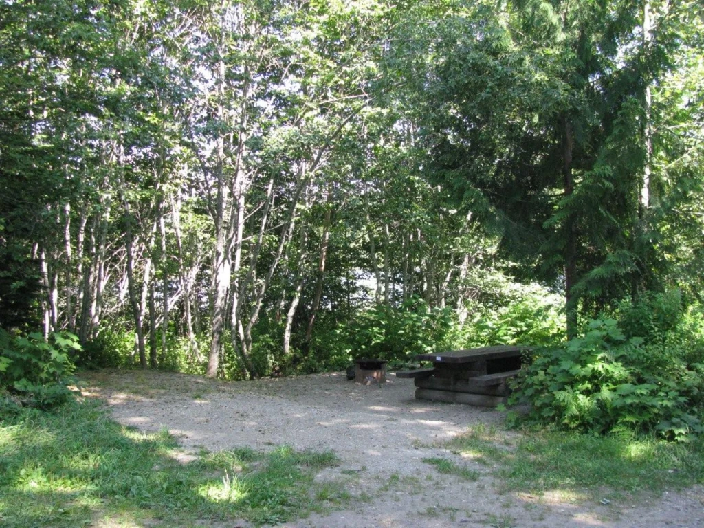 Photo: Recreation Sites and Trails BC. © Province of British Columbia, licensed under the Open Government Licence – British Columbia. Hidden Lake, photo 7