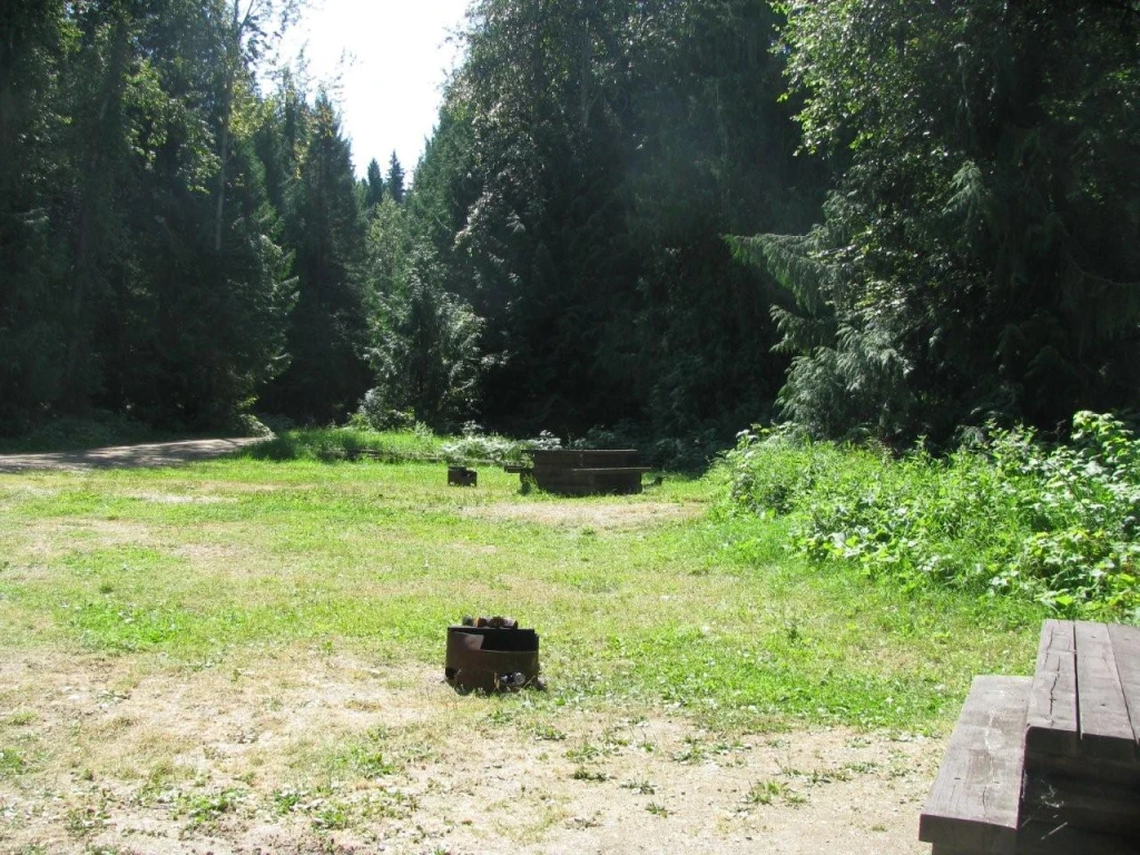 Photo: Recreation Sites and Trails BC. © Province of British Columbia, licensed under the Open Government Licence – British Columbia. Hidden Lake, photo 10