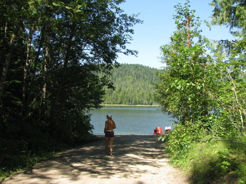 Photo: Recreation Sites and Trails BC. © Province of British Columbia, licensed under the Open Government Licence – British Columbia. Hidden Lake, photo 2