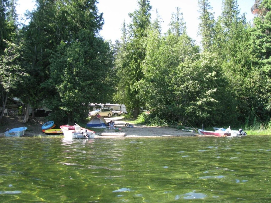 Photo: Recreation Sites and Trails BC. © Province of British Columbia, licensed under the Open Government Licence – British Columbia. Hidden Lake, photo 3