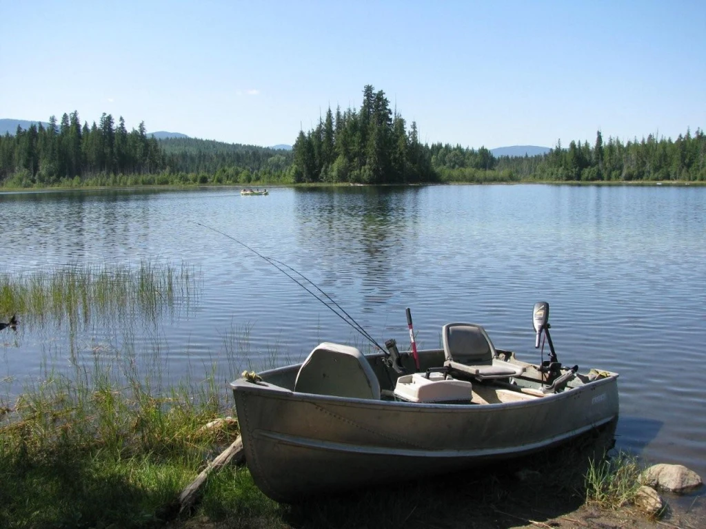 Photo: Recreation Sites and Trails BC. © Province of British Columbia, licensed under the Open Government Licence – British Columbia. Hidden Lake, photo 11
